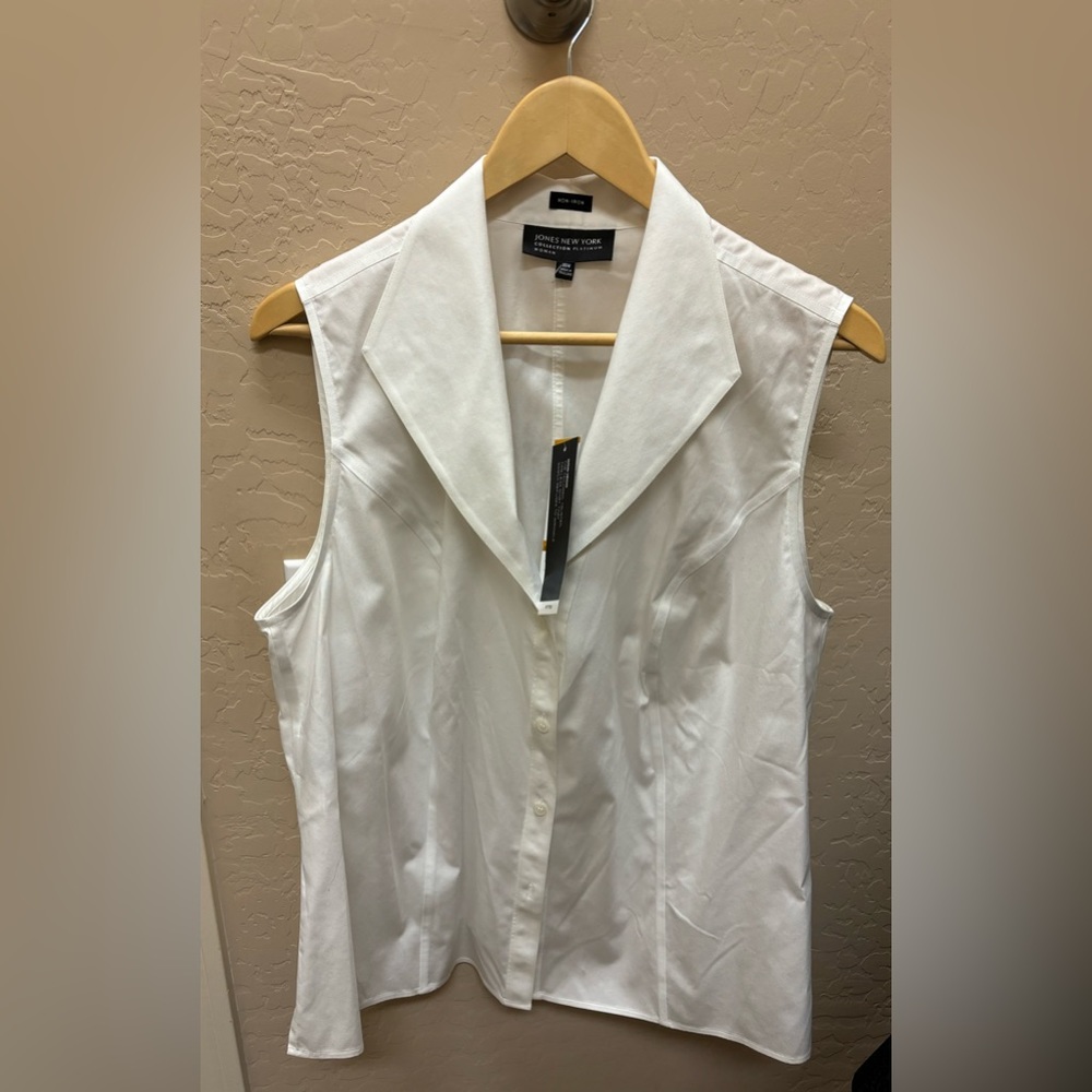 NWT Jones New York Women’s Sleveless Buttondown Shirt. White. Size 16W.